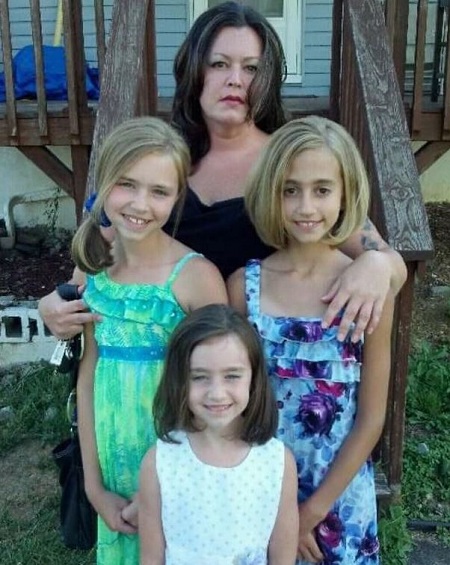 Aubrey Burchell childhood picutre with her sisters and mother