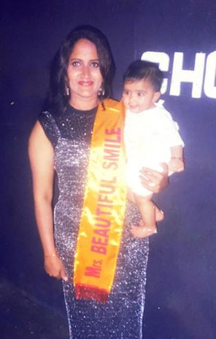 Childhood photo Sanya with her mom Deepa Iyer