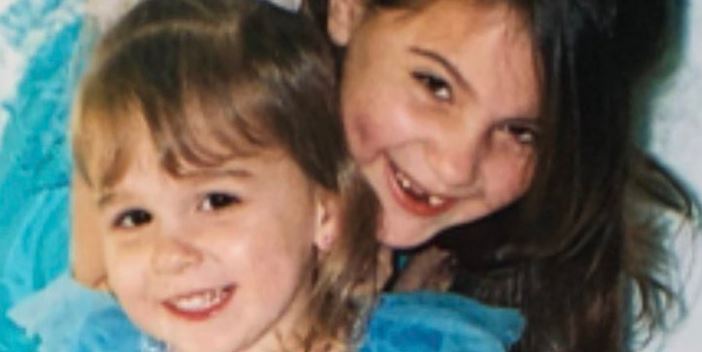 Childhood photo of Ariana with her sister