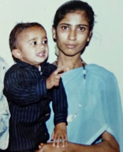 Childhood photo of Safin with his mom