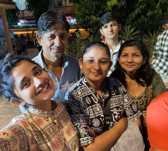Kanika Mann with her father mother sister and brother