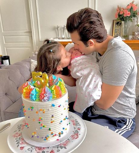 Shahroz Sabzwari with his daughters