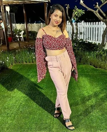 Tina Nandi height