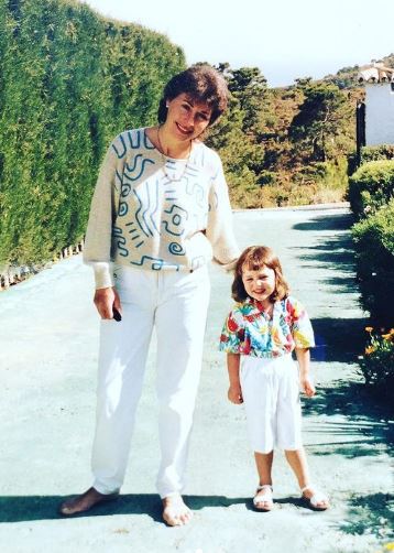 Victoria Fritz old picture with her mom