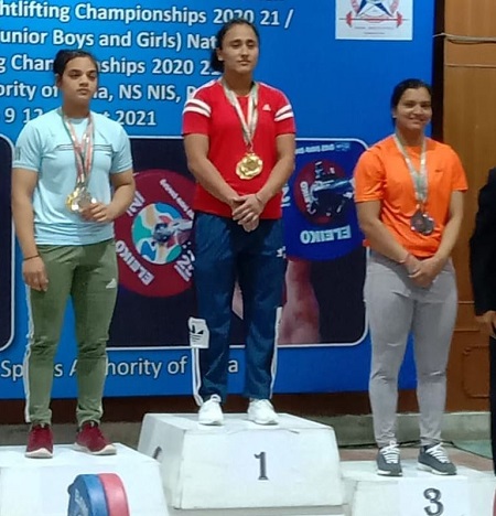 harjinder Kaur showing her gold at National Weightlifting Champiosnhips