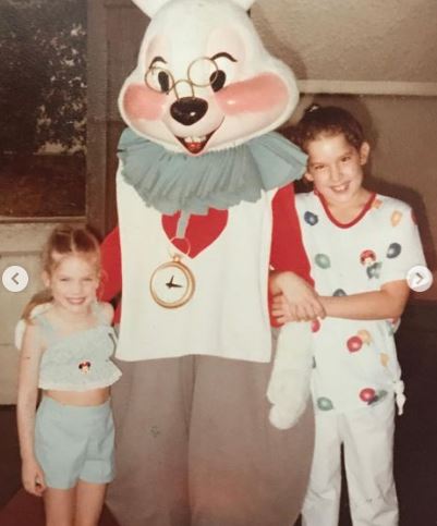 Childhood photo of Kristen with her sister