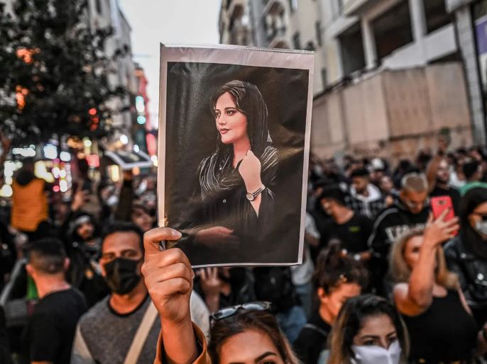 Iranian protesting for killing Mahsa