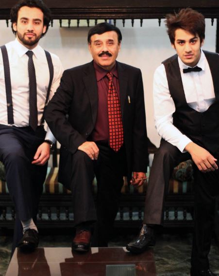 Momin Saqib with his brother and dad