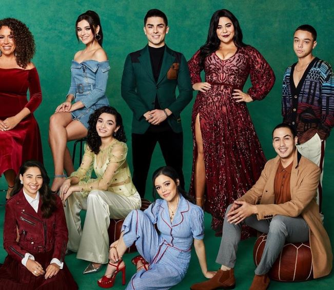 Paulina Chávez with fellow actors
