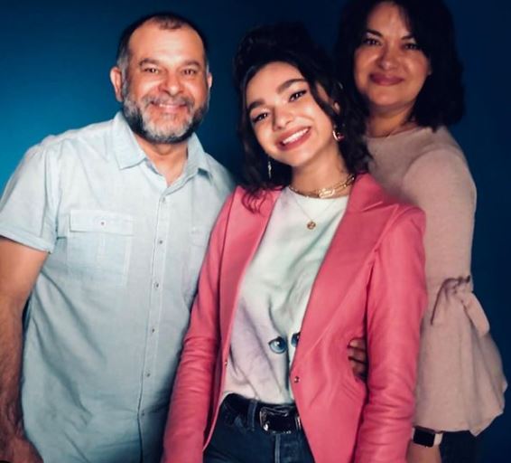 Paulina Chávez with her dad and mom