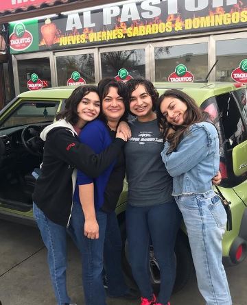 Paulina Chávez with mom and sisters