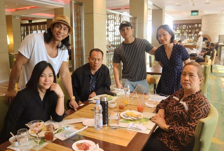 Rendon with his family