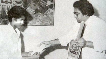 Sachin Tendulkar getting award from Atulya Mafatlal