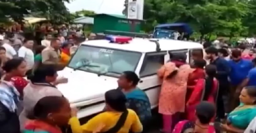 The crowd after arresting Vinod Arya son and other