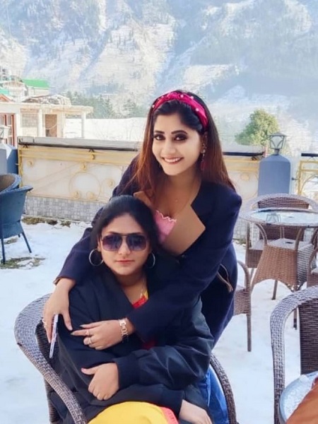 Vasanthi Krishnan with her sister