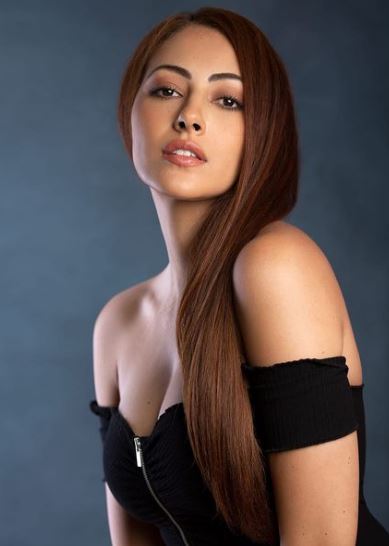 Actress Jeniffer Piccinato as Avan