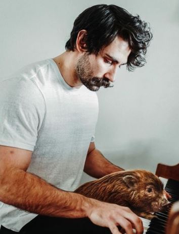 Alex Bordyukov likes animals