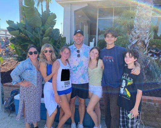 Alexis with her fiancé and kids