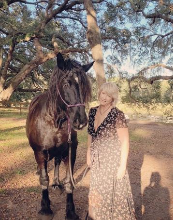 Amy Loughren likes horses