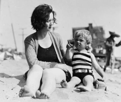 An old photo of Marilyn Monroe with Gladys Pearl Baker