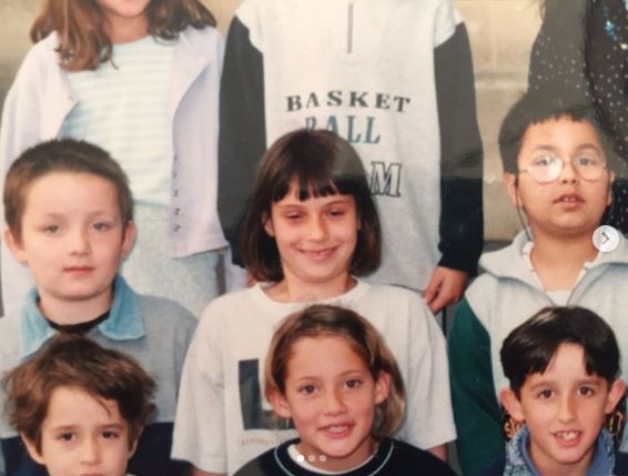 Childhood photo of MADIMMI with her friends