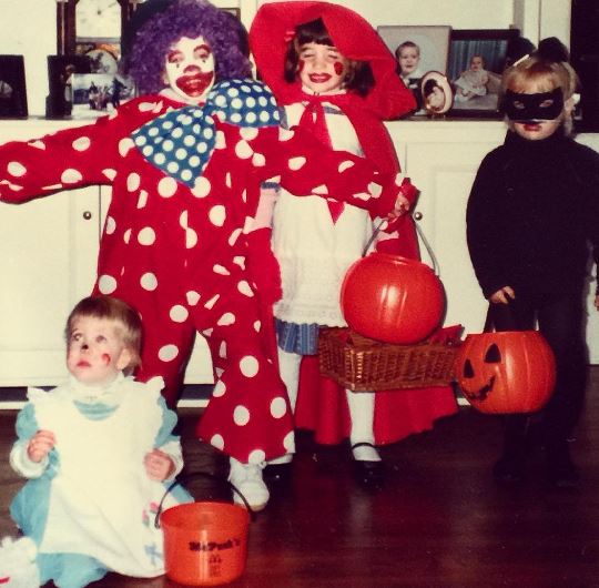 Childhood photo of Sarah with her siblings