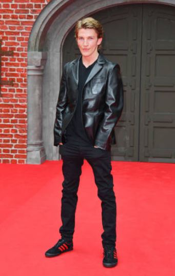 Ewan Mitchell height