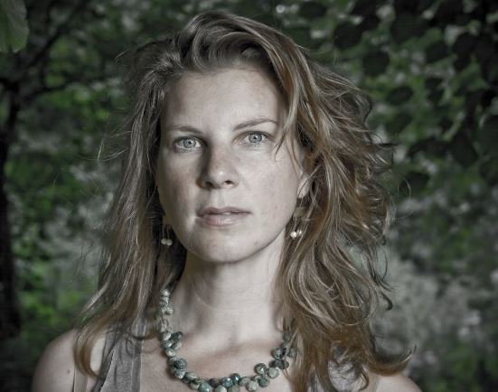 Fiona is a former actress