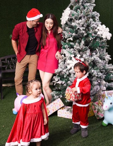 Jakkaphong Jakrajutatip with her husband and two kids