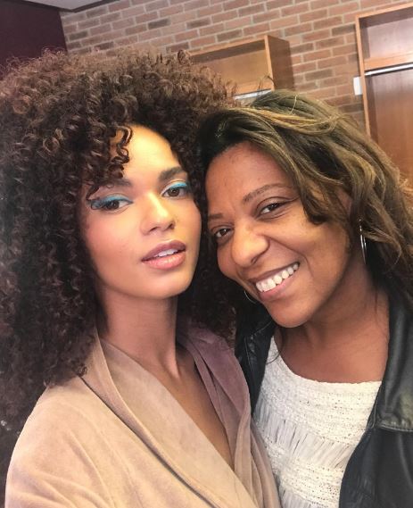 Juliana Nalú with her mother