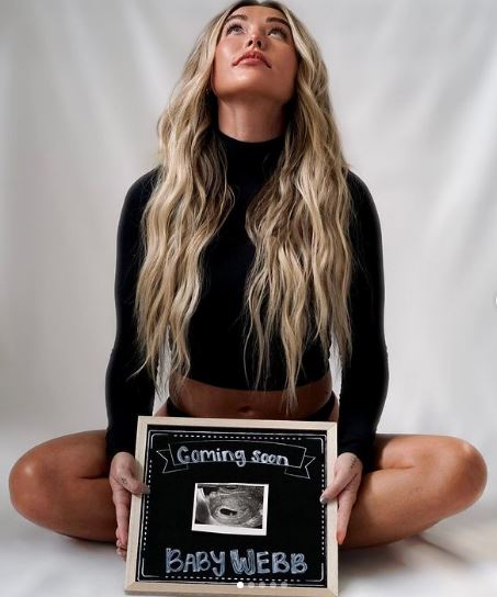 Kelly announces pregnancy with baby from late boyfriend Spencer Webb