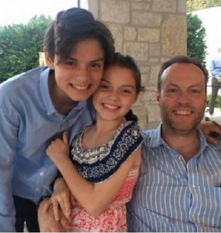 Lulu Everyl childhood picture with her father and brother