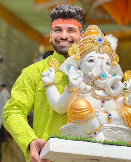 Shiv Thakare worships lord Ganesha