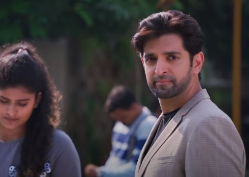Sid Makkar as Om Kapoor
