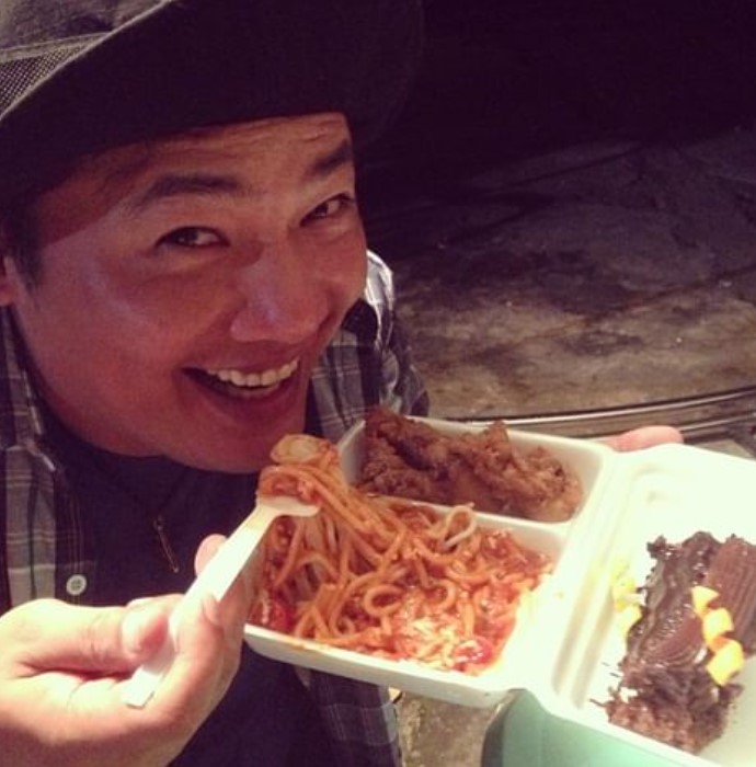 Smokey Manaloto is a foodie