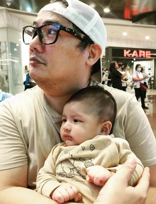 Smokey Manaloto with his son
