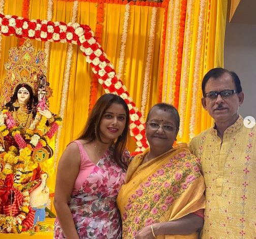 Sneha with her dad Sankar Paul and mother Tapati Paul