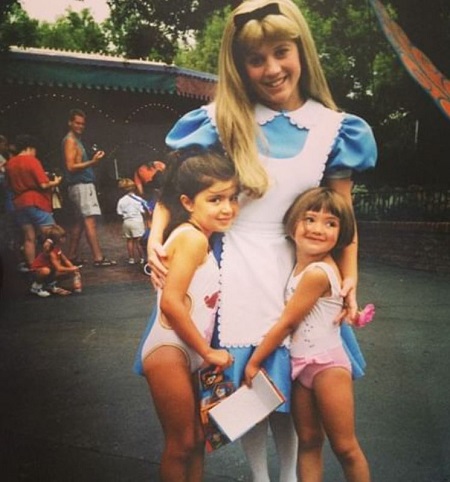 Sophie Habboo childhood picture with her sister