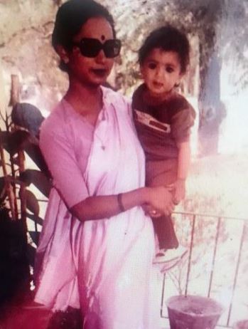 Soundarya Sharma childhood image with her mom