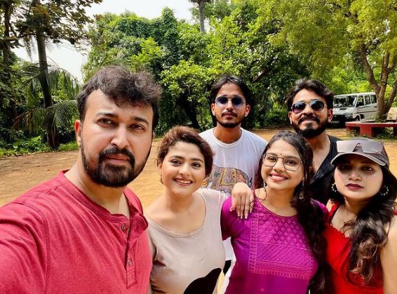 Aindrila with her friends