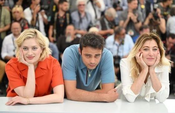 Bennacer with fellow actresses