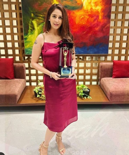 Chahat Khanna getting hr entrepreneur & fashion icon award of the years in 2022