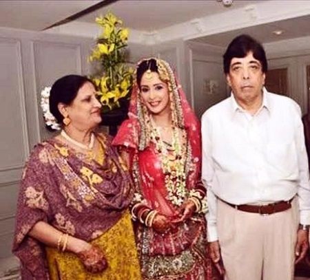 Chahat Khanna with her mother and father