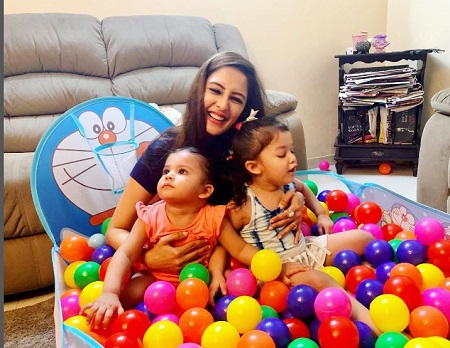 Chahat Khanna with her daughters
