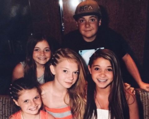 Childhood photo of Kaylee with her siblings