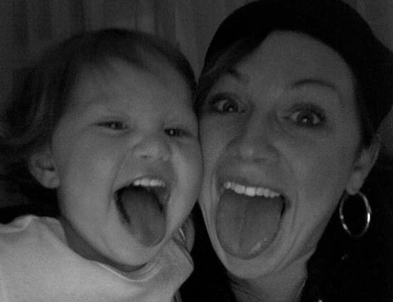 Ella Anderson childhood picture with her mom