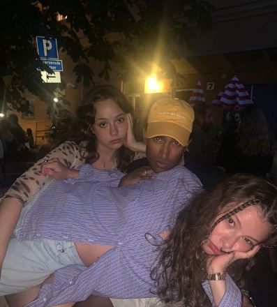 Frida Argento with her friends