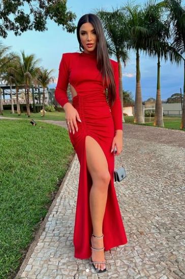 Gabriela Versiani height