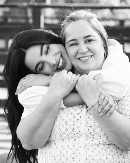 Gabriela with her aunt Claudia Versiani