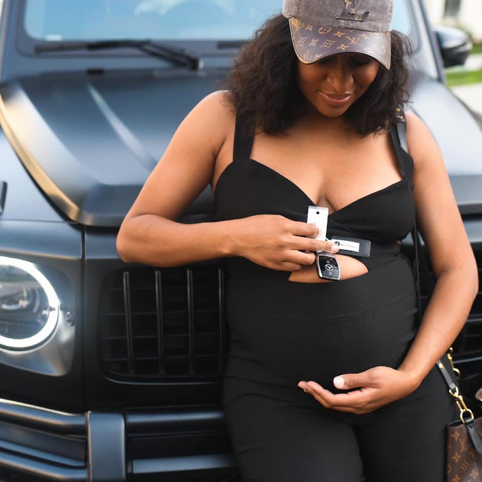Kinigra Deon showing key of her merxedez car